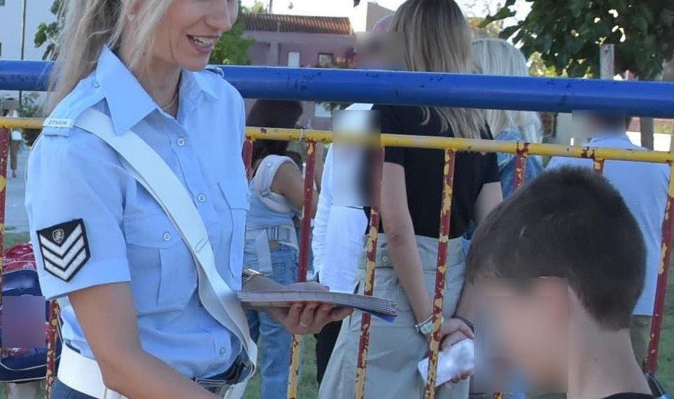 Αστυνομικοί της Θεσσαλίας διένειμαν ενημερωτικό υλικό κυκλοφοριακής αγωγής σε σχολεία