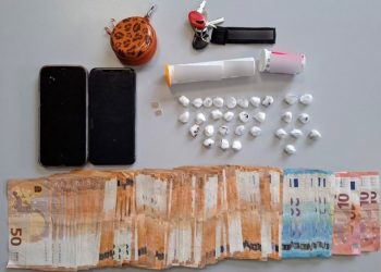 Χειροπέδες σε άνδρα και γυναίκα για εμπορία κοκαΐνης