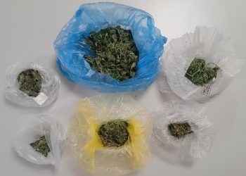 Χειροπέδες για κατοχή χασίς
