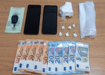 Χειροπέδες για εμπορία κοκαΐνης