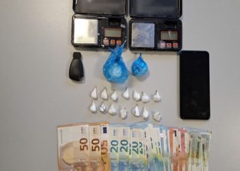 Χειροπέδες για εμπορία κοκαΐνης