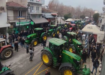 Τα τρακτέρ στο κέντρο της πόλης των Τρικάλων