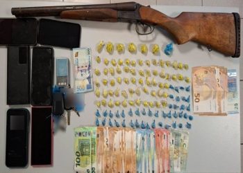 Χειροπέδες για διακίνηση ηρωίνης