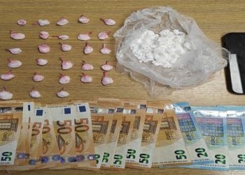 Χειροπέδες σε ανήλικο για εμπορία κοκαΐνης