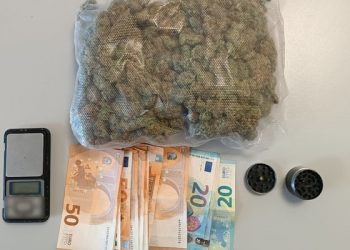 Χειροπέδες για εμπορία χασίς