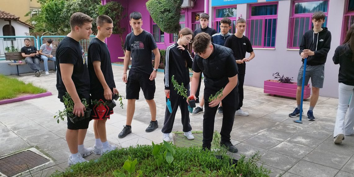 Το Πρότυπο ΕΠΑΛ Τρικάλων έδωσε χρώμα την αυλή Βρεφονηπιακού και Παιδικού Σταθμού