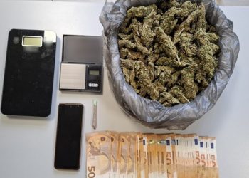 Χειροπέδες για εμπορία χασίς